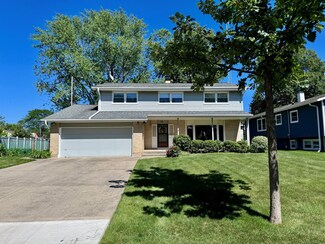 907 N Hemlock Ln, Mount Prospect, IL 60056