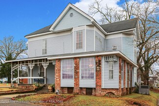77 S Line St, Grenada, MS 38901