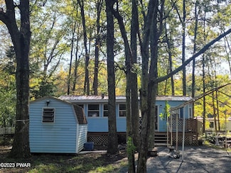 3209 Chickasaw Ln, Shohola, PA 18458