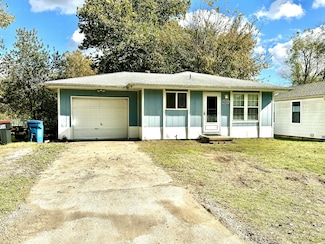 1914 N Lone Pine Ave, Springfield, MO 65803