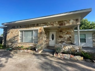 1114 E Pecan St, Angleton, TX 77515