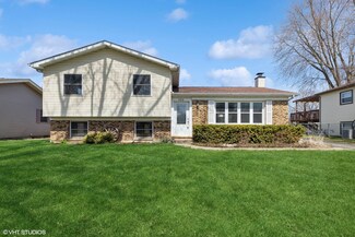2018 Fairfield Rd, Lindenhurst, IL 60046