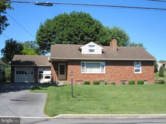 14 E End Ave, Akron, PA 17501