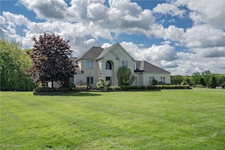 9006 Walkers Ln, Kirtland, OH 44094