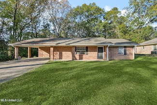 427 Lakeview Ave, McComb, MS 39648