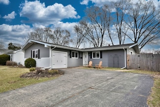 635 Sussex Ln, Crystal Lake, IL 60014