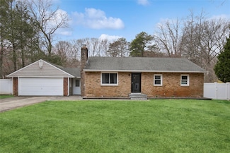 20 Ruth Ln, Ridge, NY 11961