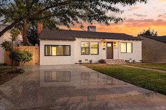 221 W Colonial Dr, Hanford, CA 93230
