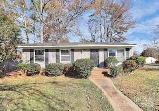 725 Lightspun Ln, Charlotte, NC 28216