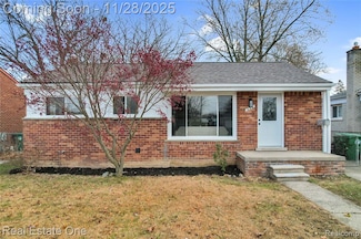 556 Harrison St, Garden City, MI 48135