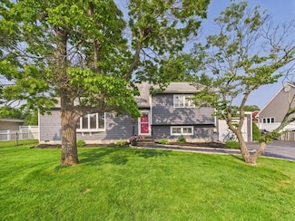554 S 8th St, Lindenhurst, NY 11757