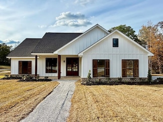 3 Holcomb Carroll Rd, Carriere, MS 39426