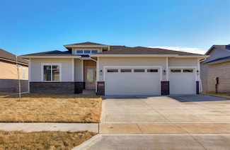 4657 179th St, Urbandale, IA 50323