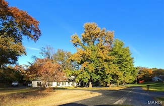 18 Country Aire Dr, Saint Louis, MO 63131