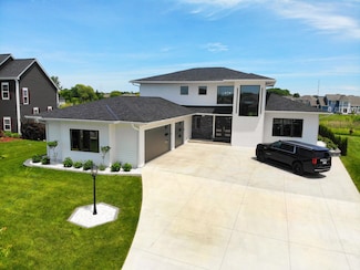 10874 Tartan Ct, Mequon, WI 53097