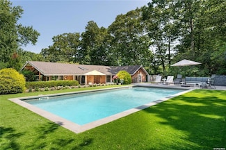 102 Fanning Ave, Hampton Bays, NY 11946