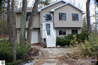 2010 N Birch Le Dr, Lake Leelanau, MI 49653