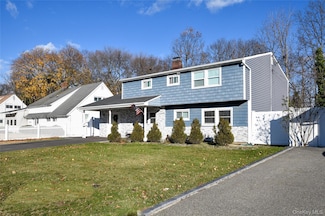 181 Friends Ln, Westbury, NY 11590
