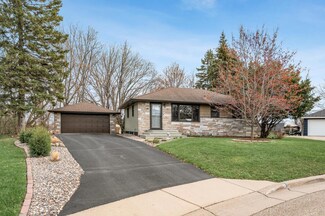 429 Guthrie Ct N, Saint Paul, MN 55128