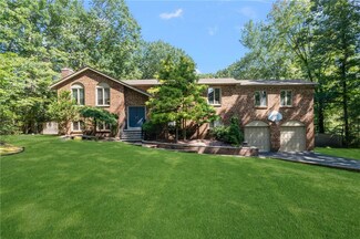 15 Beacon Hill Dr, Warwick, RI 02886