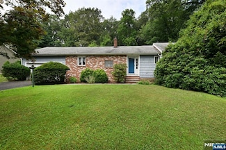 16 Butternut Ave, Midland Park, NJ 07432
