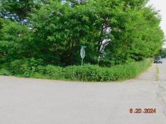 17 Spring St, Newport, ME 04953