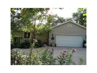 2061 Memorial Dr SE, Cedar Rapids, IA 52403