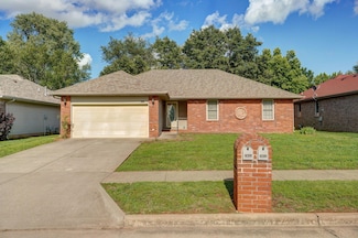 2852 S Pinehurst Ave, Springfield, MO 65807