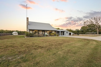 2709 County Road 16500, Deport, TX 75435