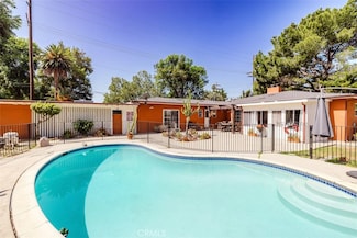 5800 Winnetka Ave, Woodland Hills, CA 91367