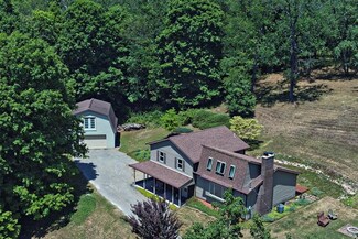 1110 Lauffer Ln, Vandergrift, PA 15690