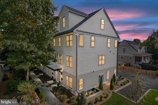 909 N Irving St, Arlington, VA 22201