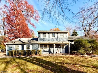 8 New England Dr, Lake Hiawatha, NJ 07034