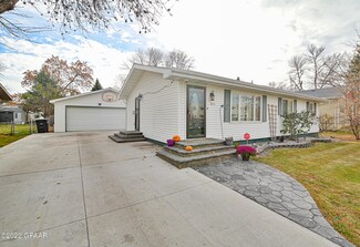 815 S 25th St, Grand Forks, ND 58201