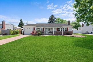36 Norman Dr, Bohemia, NY 11716