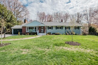 7 Knight St, Falmouth, ME 04105
