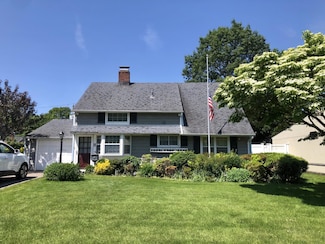 8 August Ln, Hicksville, NY 11801