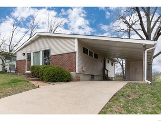 527 Joshua Dr, Saint Louis, MO 63126