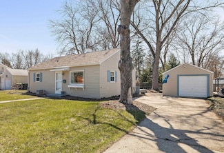 1216 E Sugnet Rd, Midland, MI 48642
