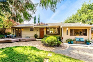 1085 Oak Hill Rd, Lafayette, CA 94549