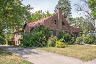 625 S 8th St, Chariton, IA 50049