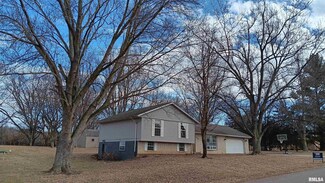 2232 Mayflower Dr, Pekin, IL 61554