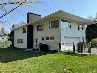 50 Hillside St, Presque Isle, ME 04769