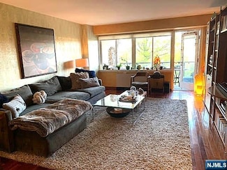 1203 River Rd Unit 1D, Edgewater, NJ 07020
