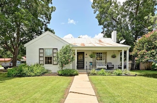 801 Bishop St, Smithville, TX 78957