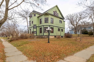 704 Ash St, Baraboo, WI 53913