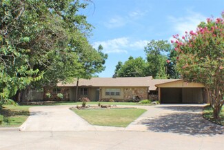 7108 NW Woodland Cir, Lawton, OK 73505