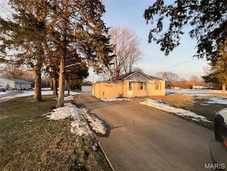 5267 Chain of Rocks Rd, Edwardsville, IL 62025