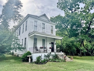 215 S Sycamore St, Palestine, TX 75801