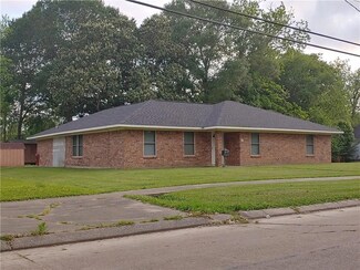 513 E Nezpique St, Jennings, LA 70546